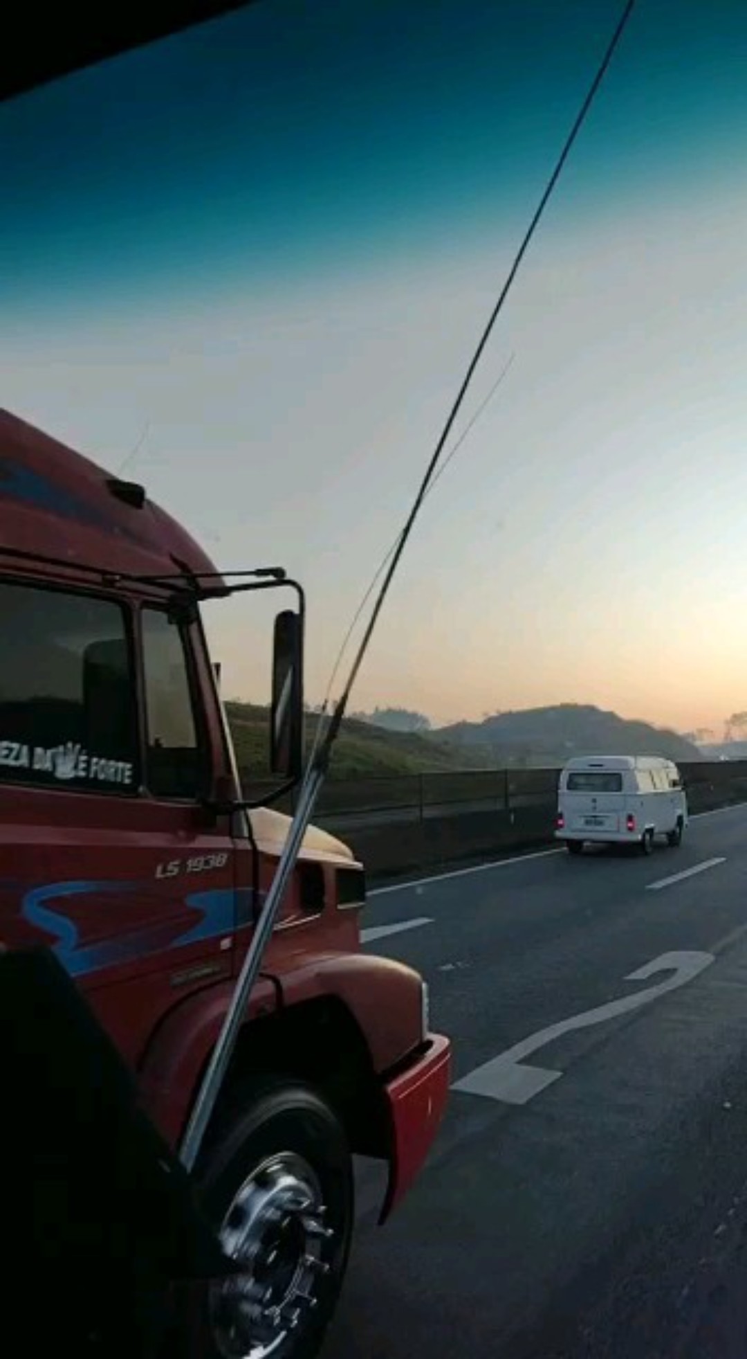 Cabine vermelha da TR Maizena rodando em rodovia no fim da tarde