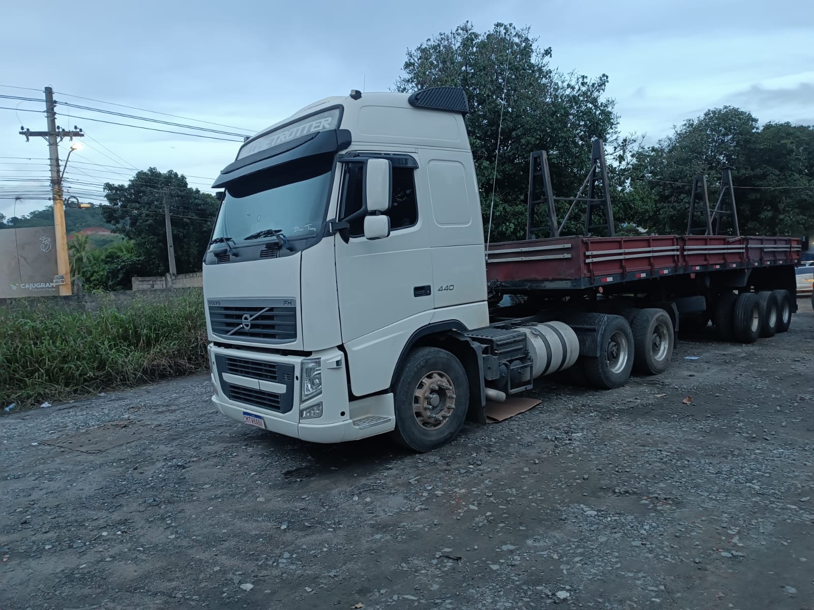 Volvo FH com carreta saindo para viagem no fim de tarde